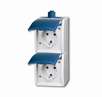Toon details van Wandcontactdoos dubbel verticaal, 230 Volt met randaarde IP44. Afbeeldingen van Wandcontactdoos dubbel verticaal, 230 Volt met randaarde IP44.